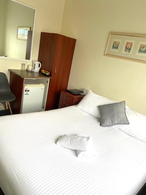 Knickerbocker Hotel Bathurst Bagian luar foto